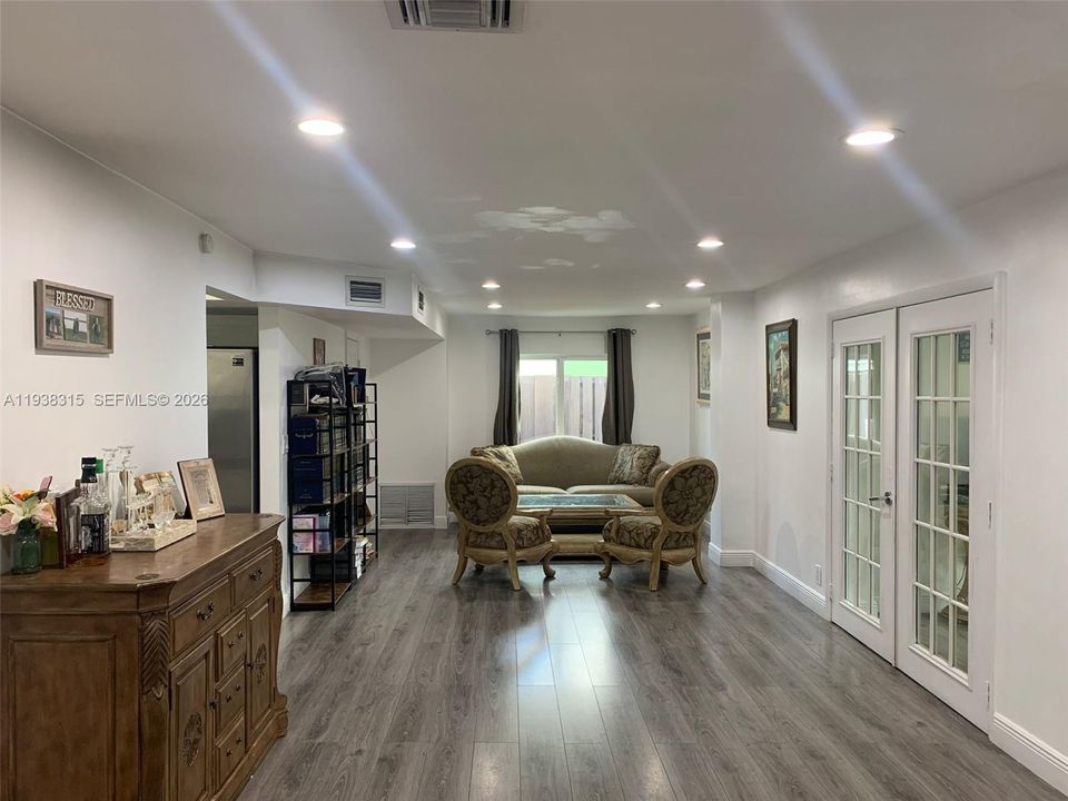 待售: $625,000 (4 贝兹, 2 浴室, 1976 平方英尺)