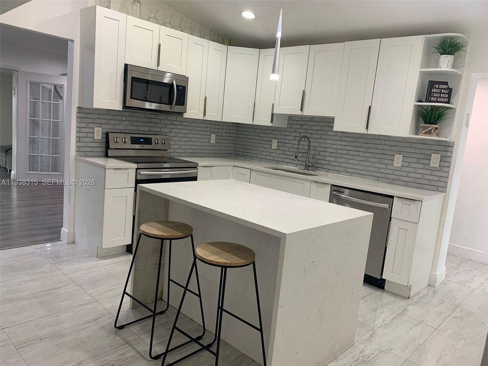 待售: $625,000 (4 贝兹, 2 浴室, 1976 平方英尺)