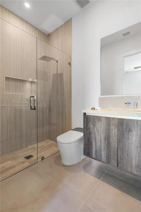 The second en-suite bedroom includes a private bathroom, offering comfort and privacy for guests or family.