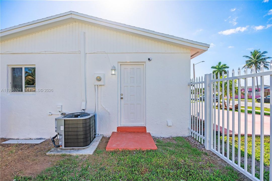 Side door going to the yard from the laundry room.