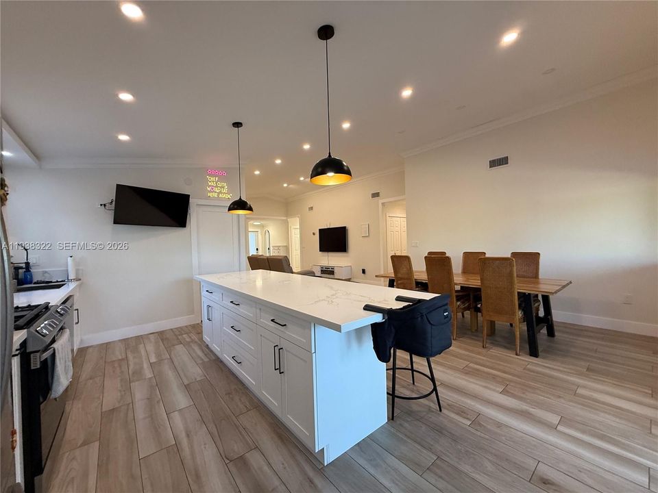 En Venta: $749,000 (3 camas, 2 baños, 1654 Pies cuadrados)