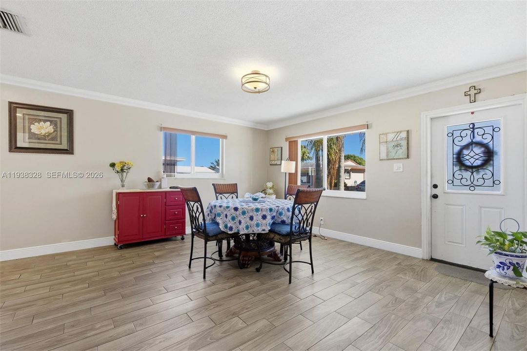 待售: $316,000 (2 贝兹, 1 浴室, 1268 平方英尺)