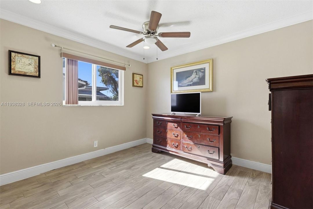 待售: $316,000 (2 贝兹, 1 浴室, 1268 平方英尺)