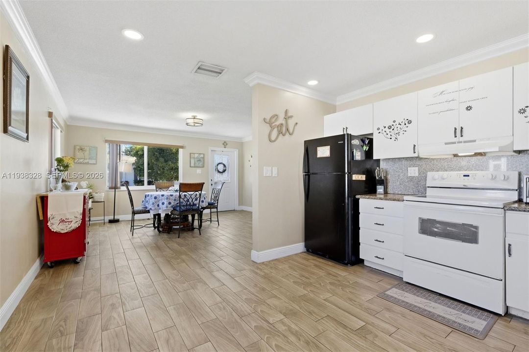 待售: $316,000 (2 贝兹, 1 浴室, 1268 平方英尺)