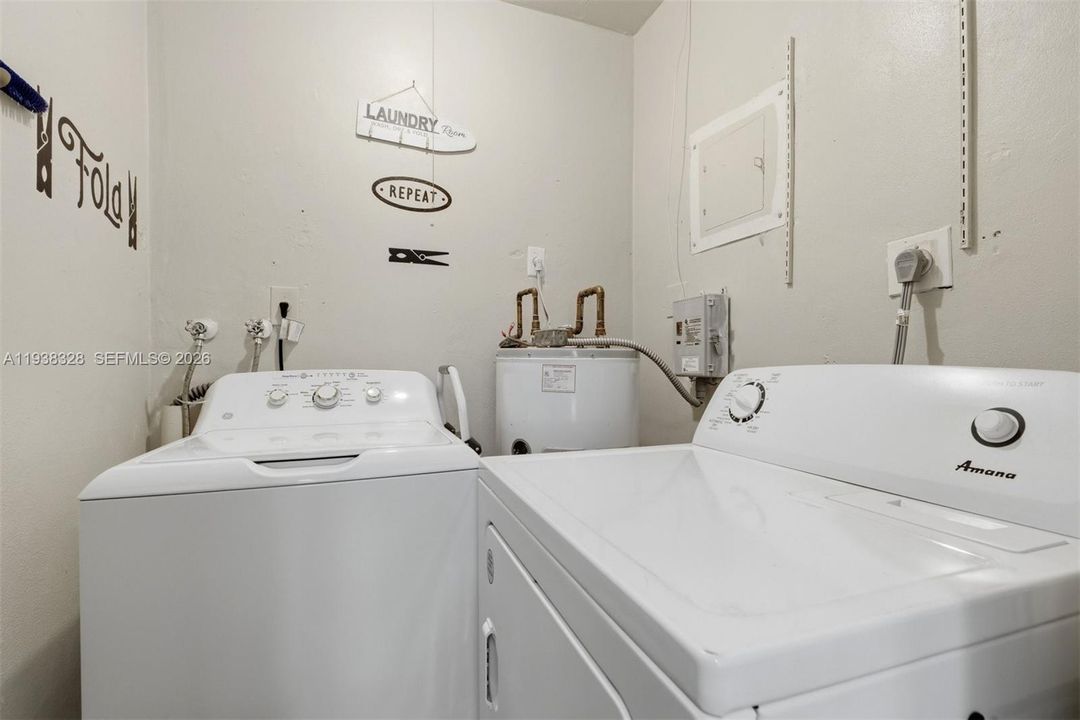 待售: $316,000 (2 贝兹, 1 浴室, 1268 平方英尺)