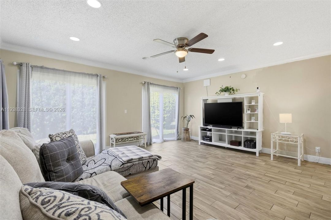 待售: $316,000 (2 贝兹, 1 浴室, 1268 平方英尺)