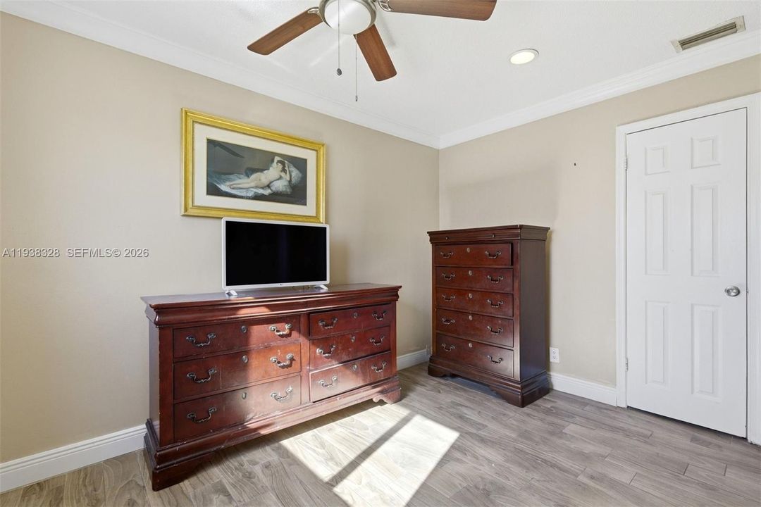 待售: $316,000 (2 贝兹, 1 浴室, 1268 平方英尺)