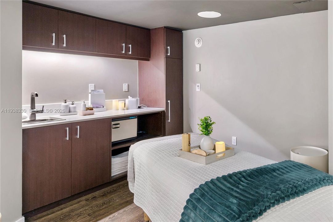 For Sale: $1,090,000 (2 beds, 2 baths, 1430 Square Feet)