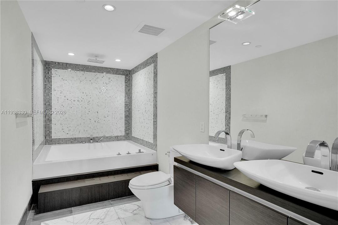 For Sale: $1,090,000 (2 beds, 2 baths, 1430 Square Feet)