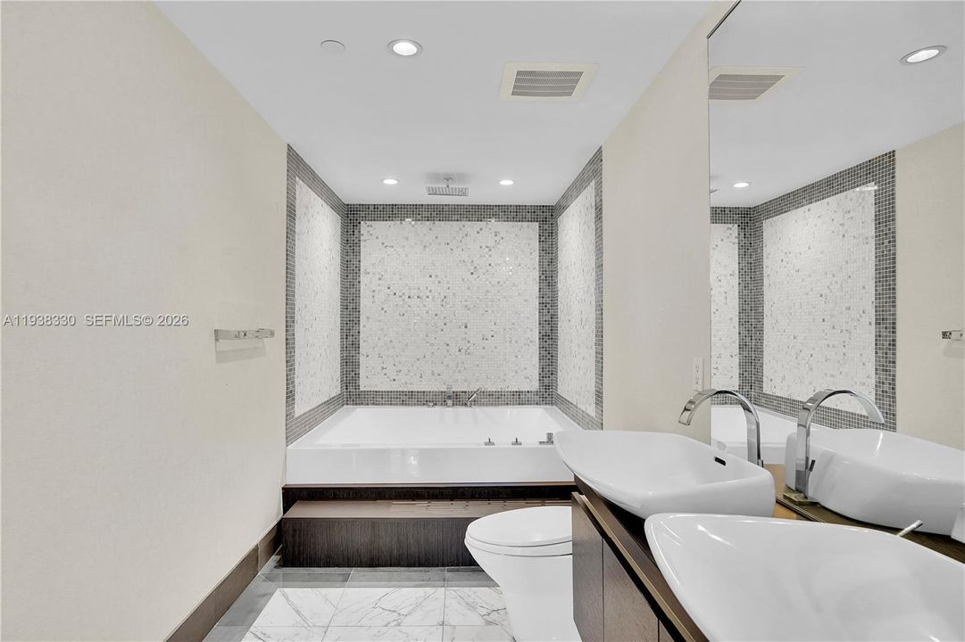 For Sale: $1,090,000 (2 beds, 2 baths, 1430 Square Feet)