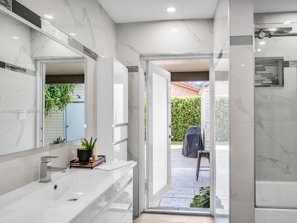 待售: $860,000 (4 贝兹, 2 浴室, 2045 平方英尺)