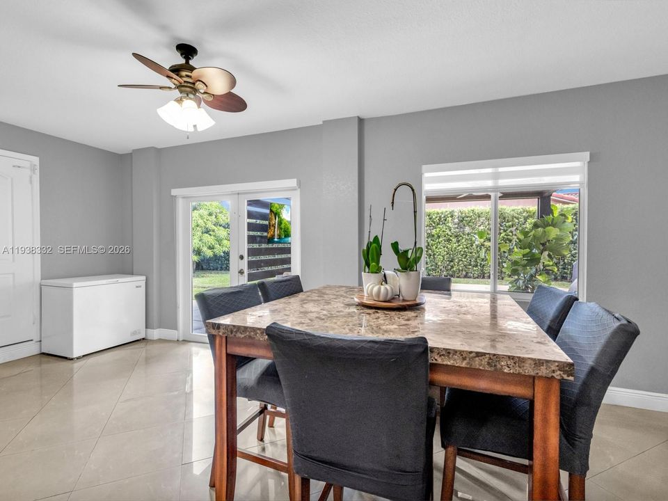 待售: $860,000 (4 贝兹, 2 浴室, 2045 平方英尺)