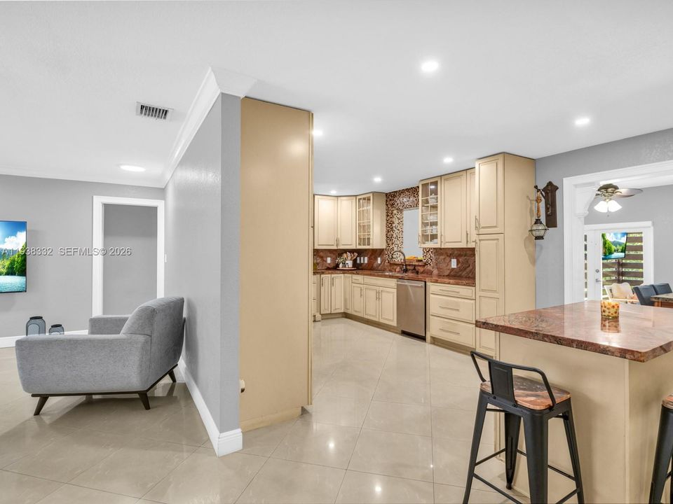 待售: $860,000 (4 贝兹, 2 浴室, 2045 平方英尺)