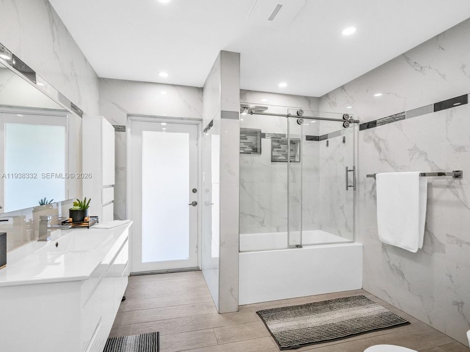 待售: $860,000 (4 贝兹, 2 浴室, 2045 平方英尺)