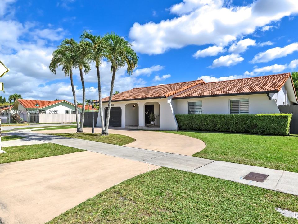 待售: $860,000 (4 贝兹, 2 浴室, 2045 平方英尺)