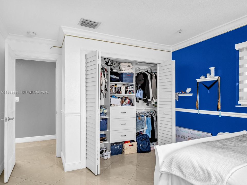 待售: $860,000 (4 贝兹, 2 浴室, 2045 平方英尺)