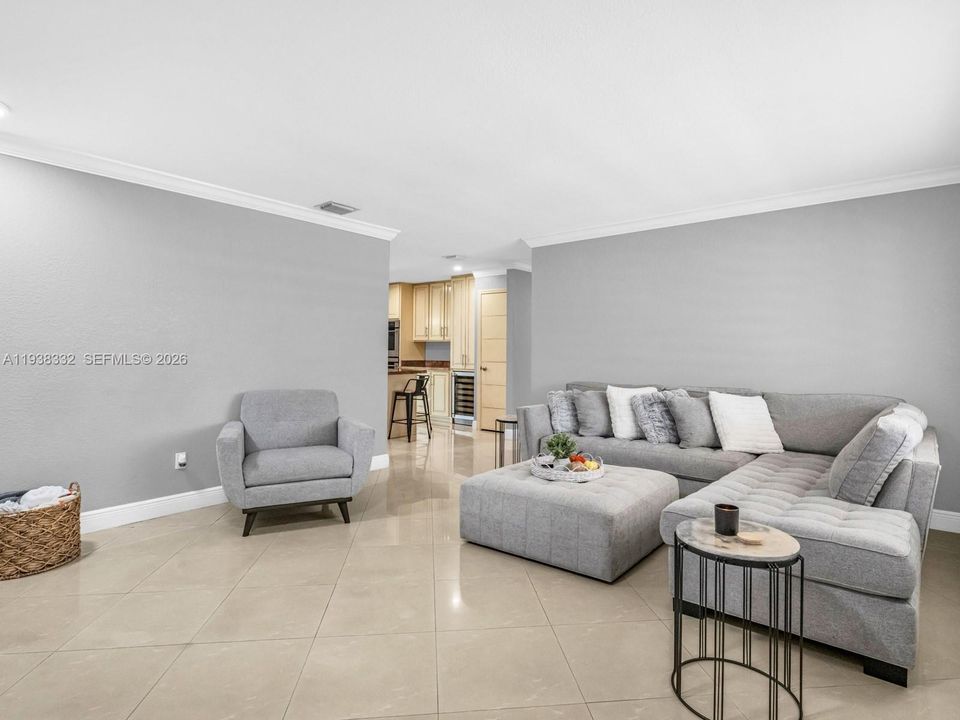 待售: $860,000 (4 贝兹, 2 浴室, 2045 平方英尺)