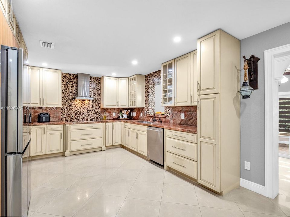 待售: $860,000 (4 贝兹, 2 浴室, 2045 平方英尺)