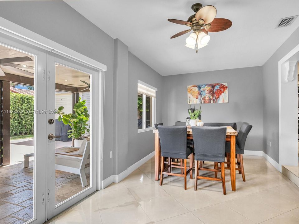 待售: $860,000 (4 贝兹, 2 浴室, 2045 平方英尺)