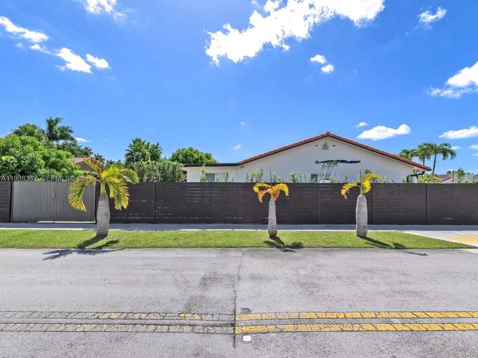 待售: $860,000 (4 贝兹, 2 浴室, 2045 平方英尺)