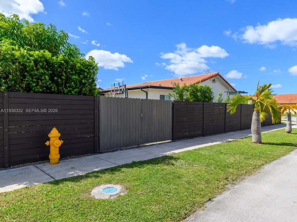 待售: $860,000 (4 贝兹, 2 浴室, 2045 平方英尺)