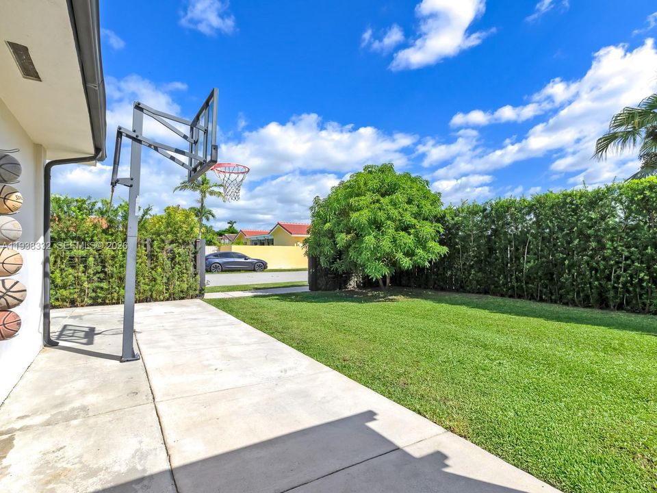 待售: $860,000 (4 贝兹, 2 浴室, 2045 平方英尺)