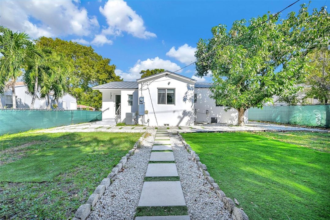 En Venta: $829,999 (3 camas, 2 baños, 1418 Pies cuadrados)