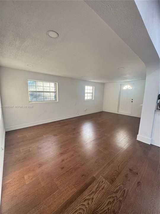 En Venta: $580,000 (4 camas, 2 baños, 1671 Pies cuadrados)