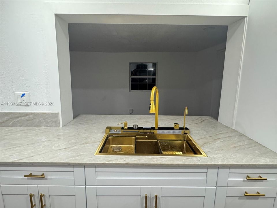 En Venta: $580,000 (4 camas, 2 baños, 1671 Pies cuadrados)