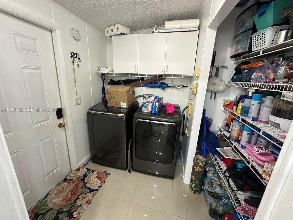 For Sale: $320,000 (3 beds, 2 baths, 1690 Square Feet)