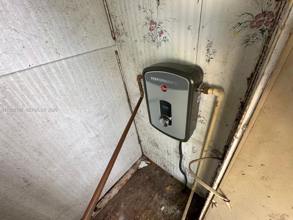 For Sale: $320,000 (3 beds, 2 baths, 1690 Square Feet)