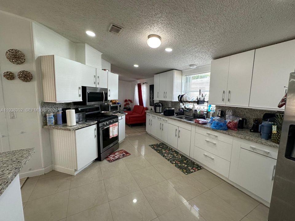 For Sale: $320,000 (3 beds, 2 baths, 1690 Square Feet)