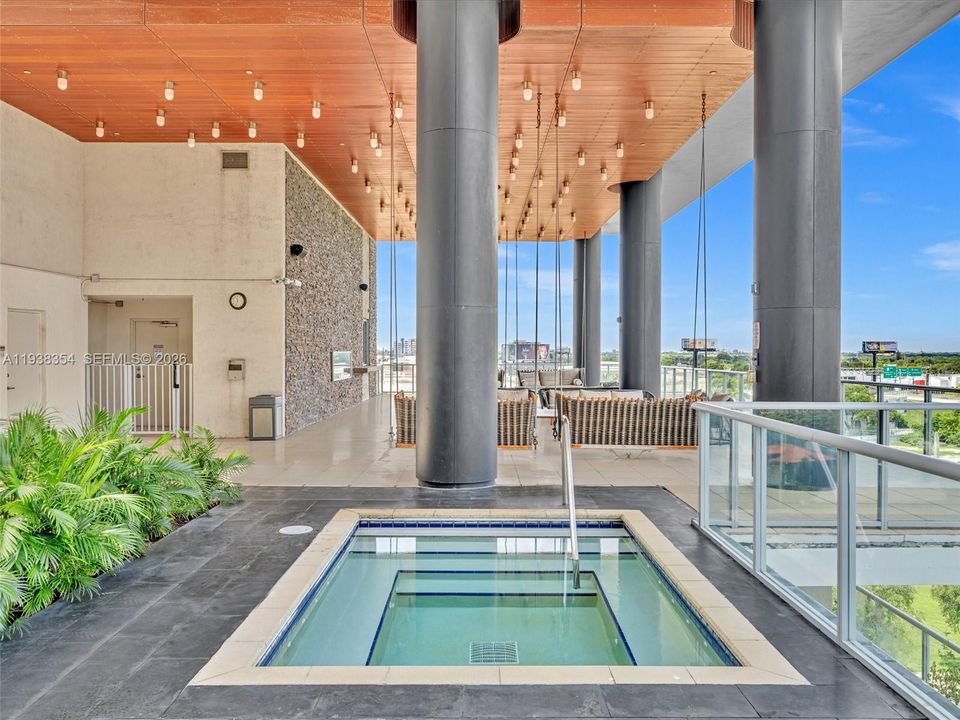 For Rent: $4,000 (1 beds, 1 baths, 736 Square Feet)