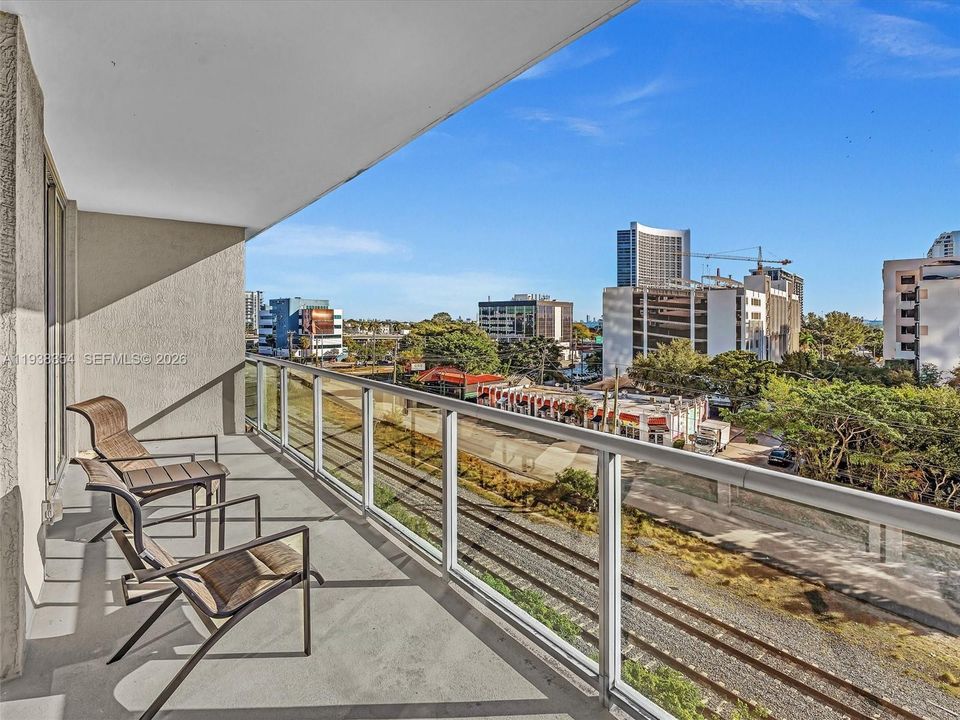 For Rent: $4,000 (1 beds, 1 baths, 736 Square Feet)