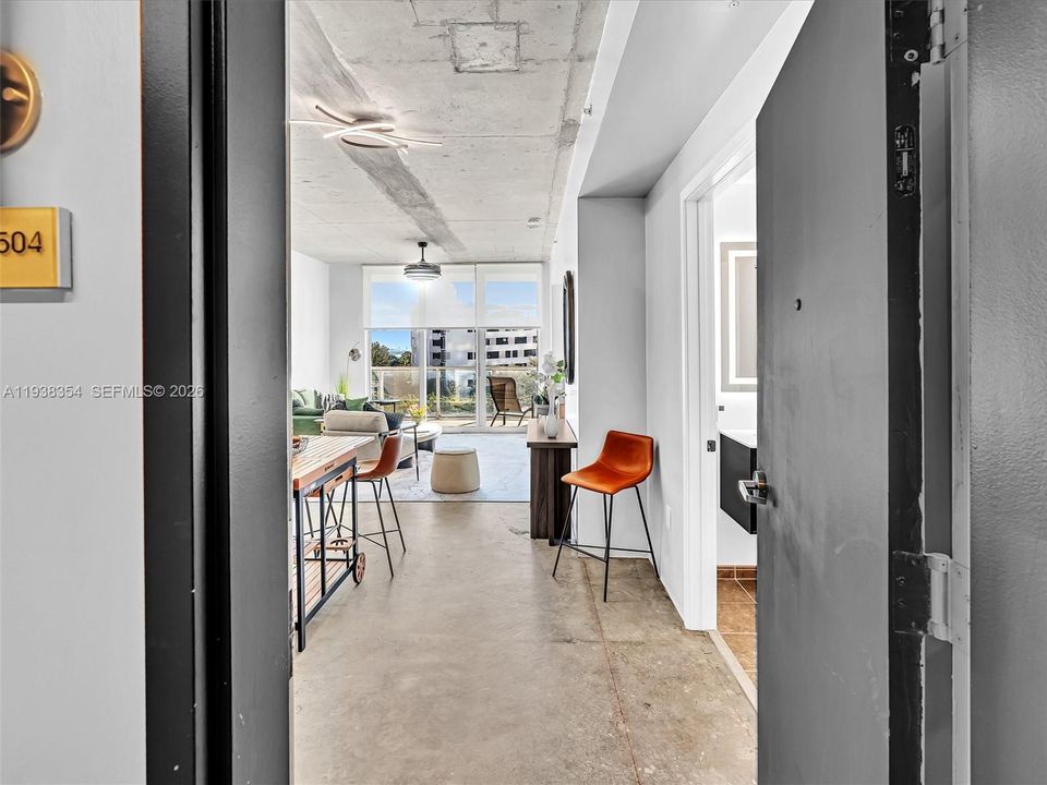 For Rent: $4,000 (1 beds, 1 baths, 736 Square Feet)