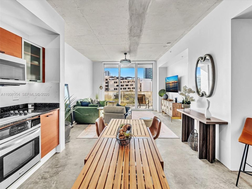 For Rent: $4,000 (1 beds, 1 baths, 736 Square Feet)