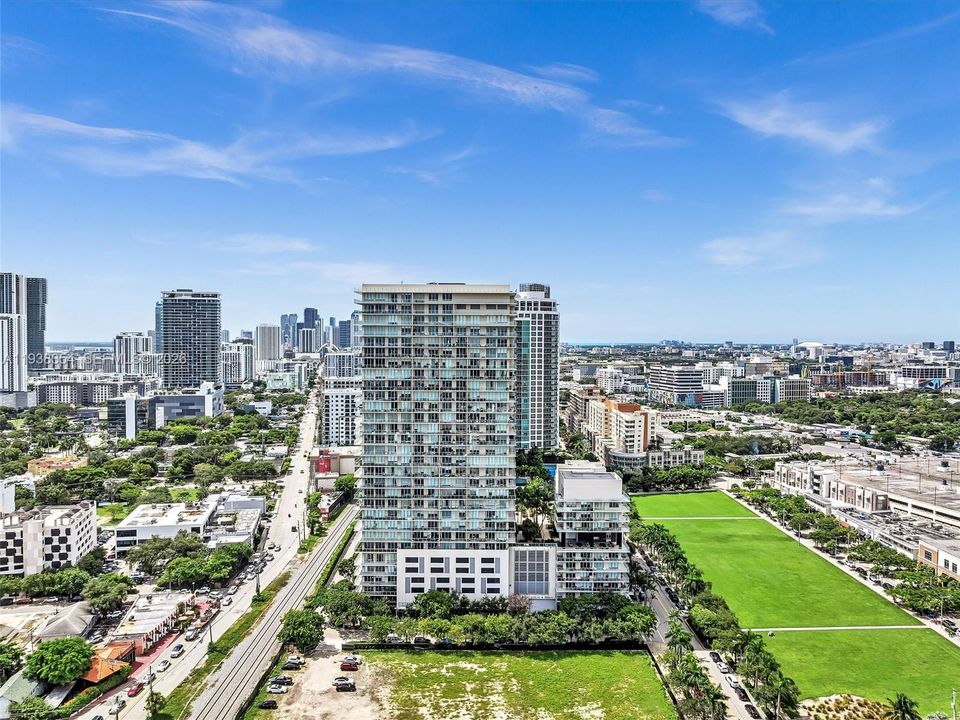 For Rent: $4,000 (1 beds, 1 baths, 736 Square Feet)