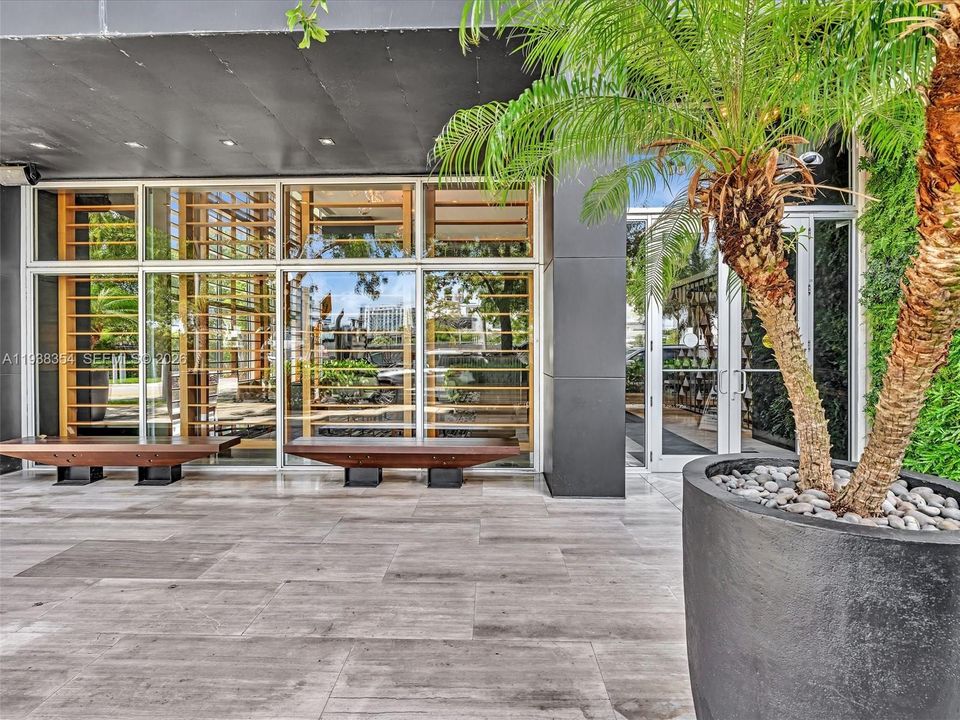 For Rent: $4,000 (1 beds, 1 baths, 736 Square Feet)