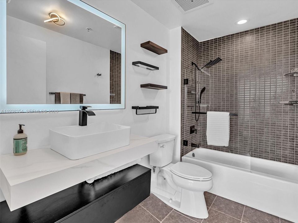 For Rent: $4,000 (1 beds, 1 baths, 736 Square Feet)