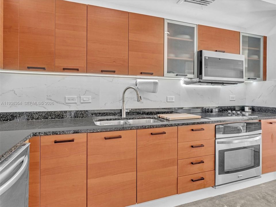 For Rent: $4,000 (1 beds, 1 baths, 736 Square Feet)