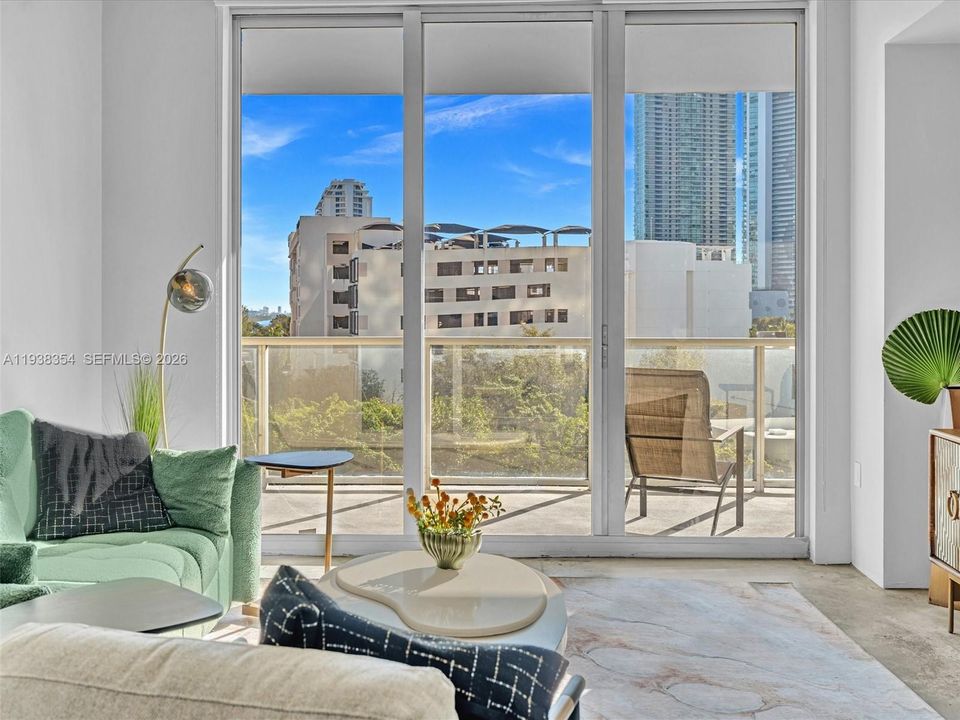 For Rent: $4,000 (1 beds, 1 baths, 736 Square Feet)