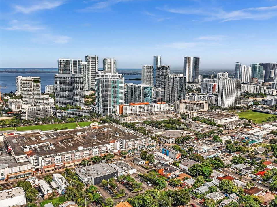 For Rent: $4,000 (1 beds, 1 baths, 736 Square Feet)