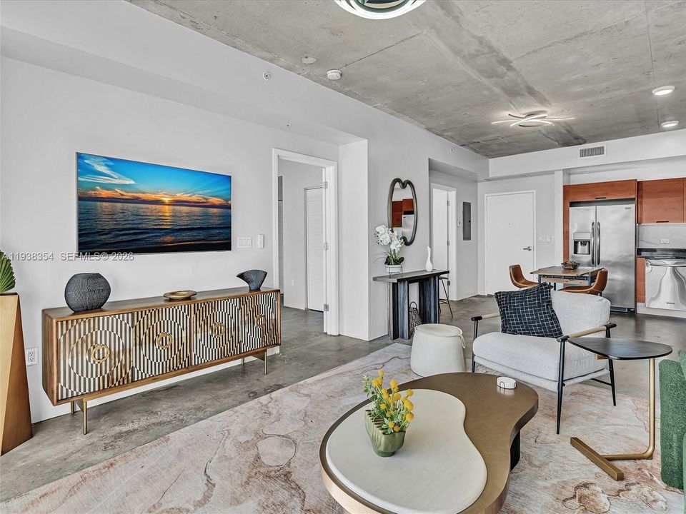 For Rent: $4,000 (1 beds, 1 baths, 736 Square Feet)