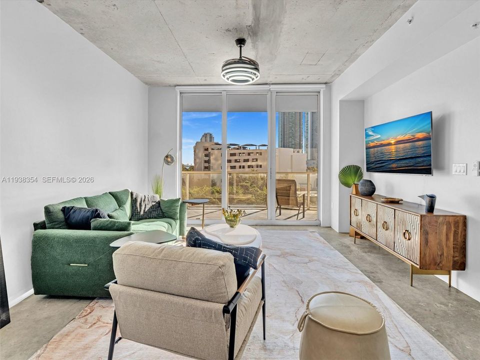 For Rent: $4,000 (1 beds, 1 baths, 736 Square Feet)