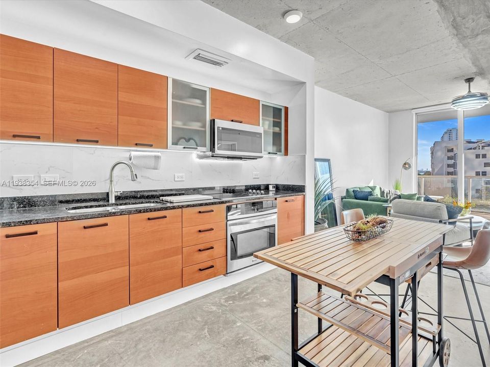 For Rent: $4,000 (1 beds, 1 baths, 736 Square Feet)