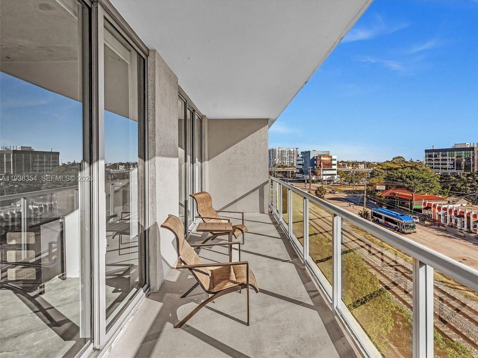 For Rent: $4,000 (1 beds, 1 baths, 736 Square Feet)