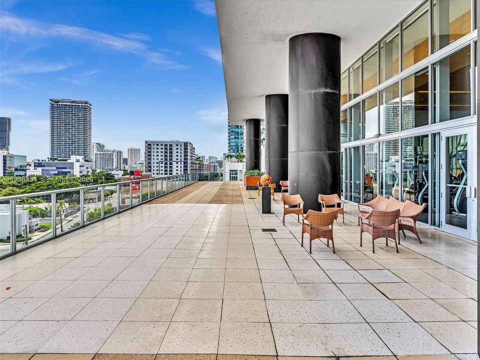 For Rent: $4,000 (1 beds, 1 baths, 736 Square Feet)