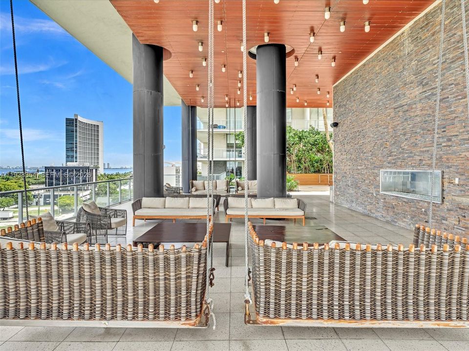 For Rent: $4,000 (1 beds, 1 baths, 736 Square Feet)