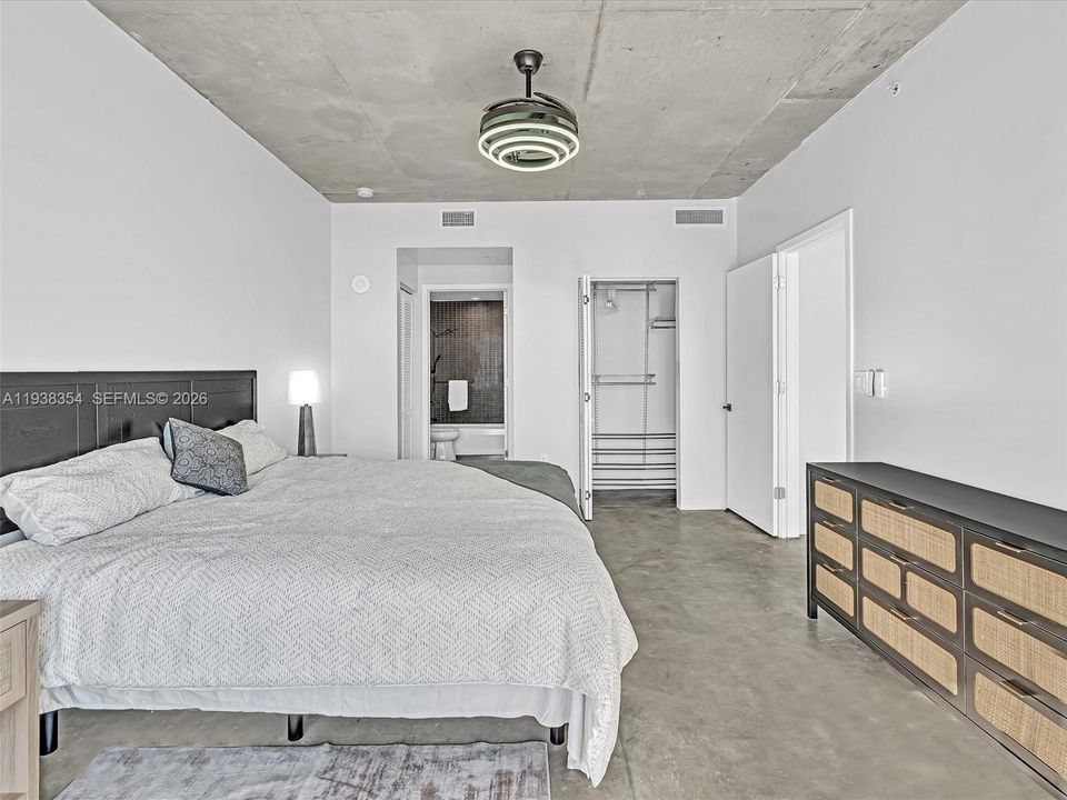 For Rent: $4,000 (1 beds, 1 baths, 736 Square Feet)