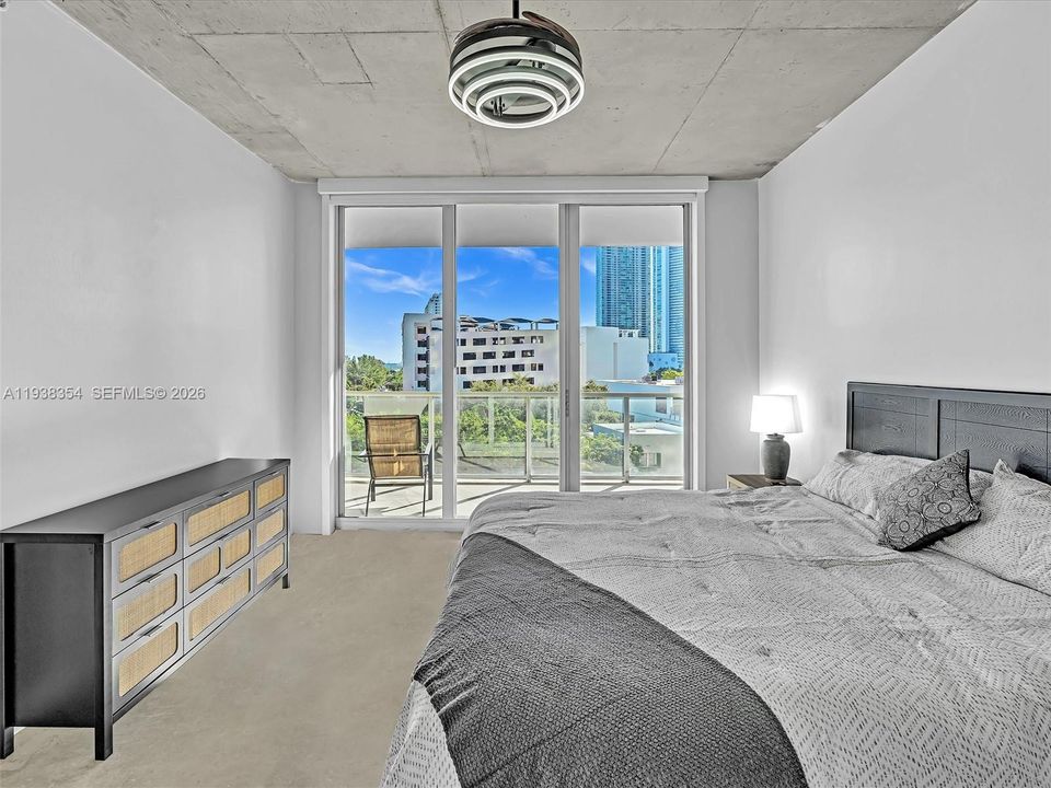 For Rent: $4,000 (1 beds, 1 baths, 736 Square Feet)